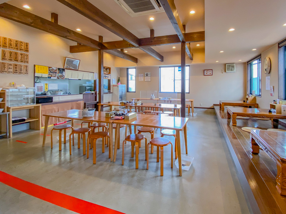店内は広々としていて、くつろげる雰囲気(2021年撮影)