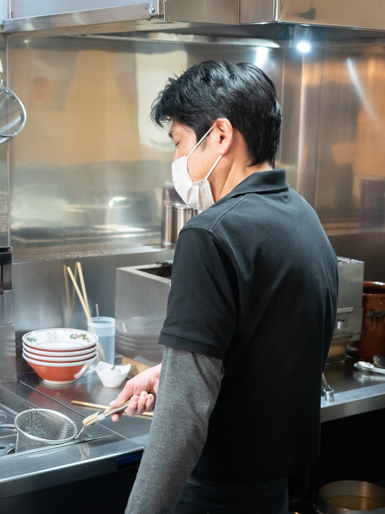 店主の清水邦之さん
