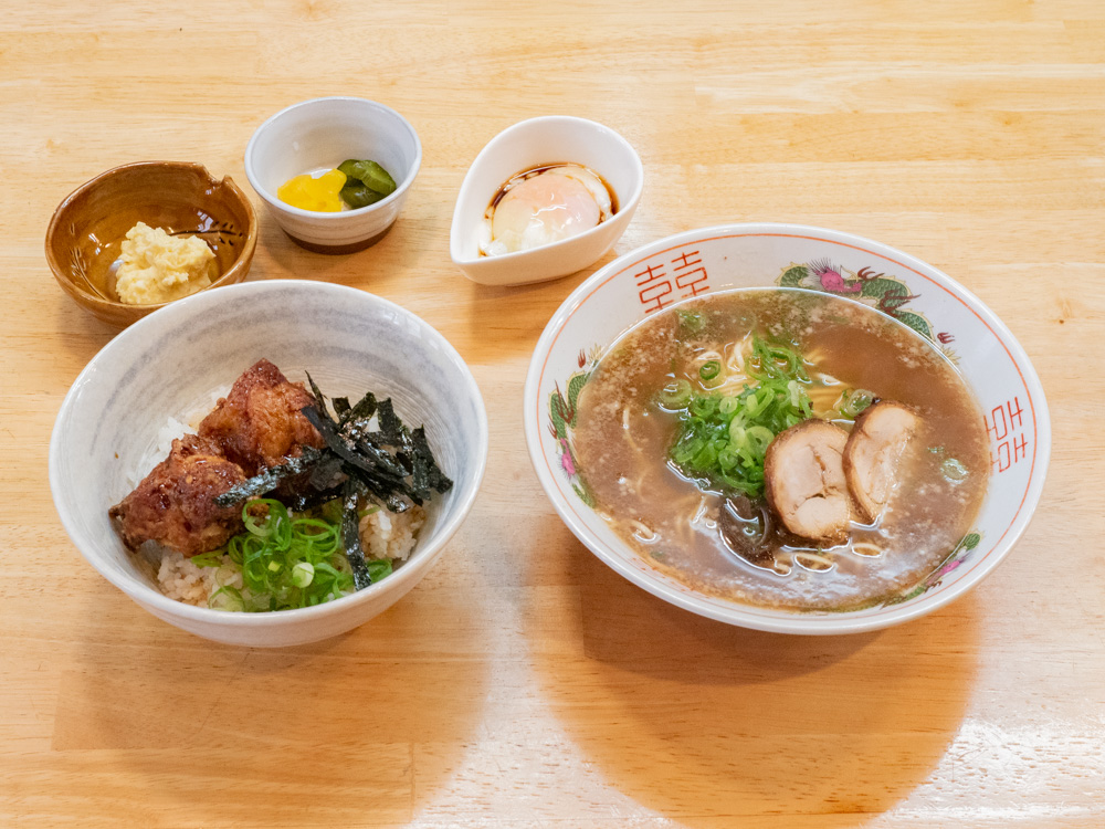 取材時の定食は「から揚げ丼」(選んだラーメンは醤油)
