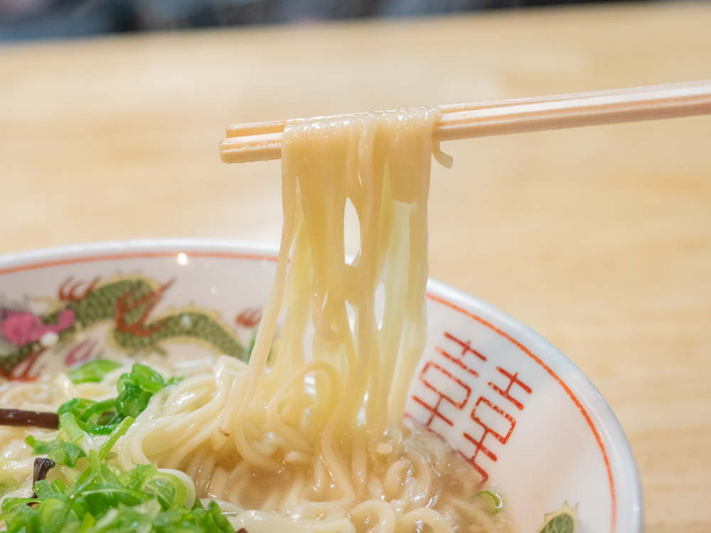 麺は、細めのストレート