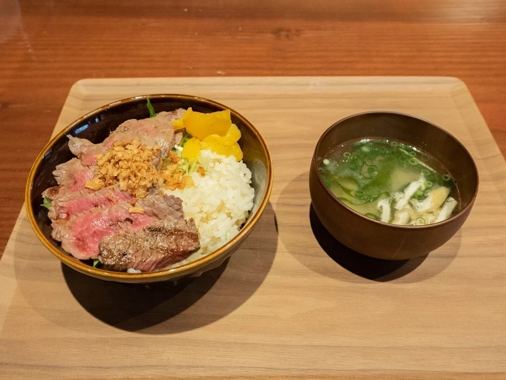 メゾンドシェフごはん:オムライス・丼につく一本釣りカツオの味噌汁