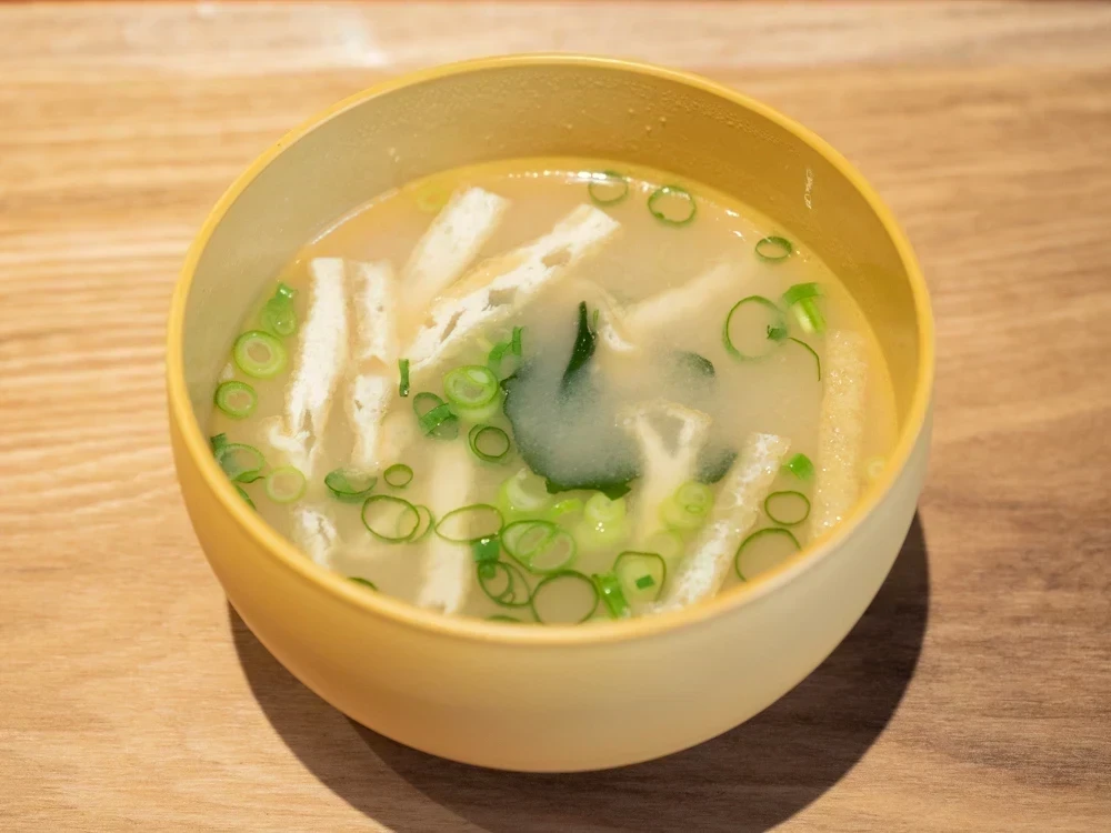 メゾンドシェフごはん:オムライス・丼につく一本釣りカツオの味噌汁