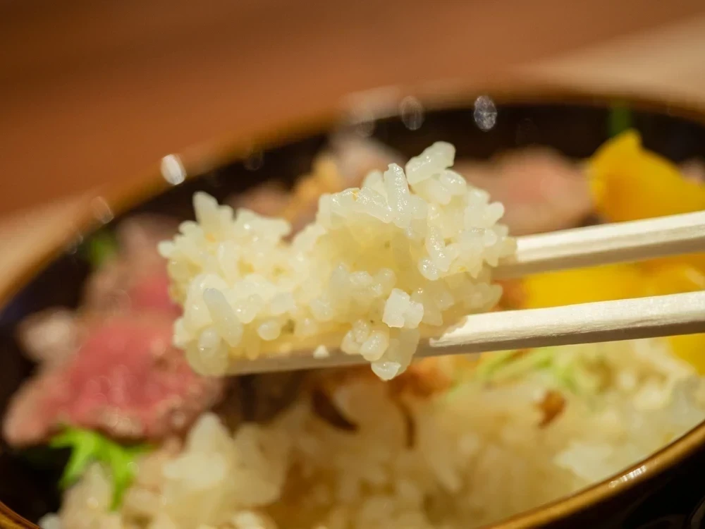 メゾンドシェフごはん:赤城牛のステーキと炊き込みごはん丼
