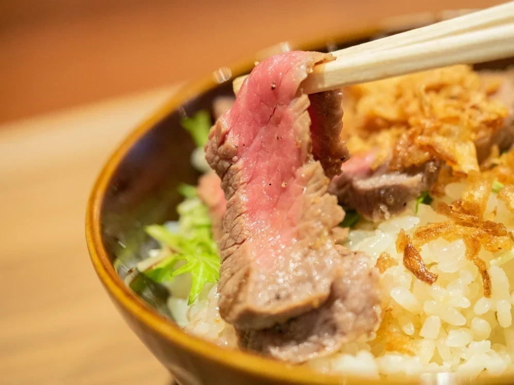 メゾンドシェフごはん:赤城牛のステーキと炊き込みごはん丼