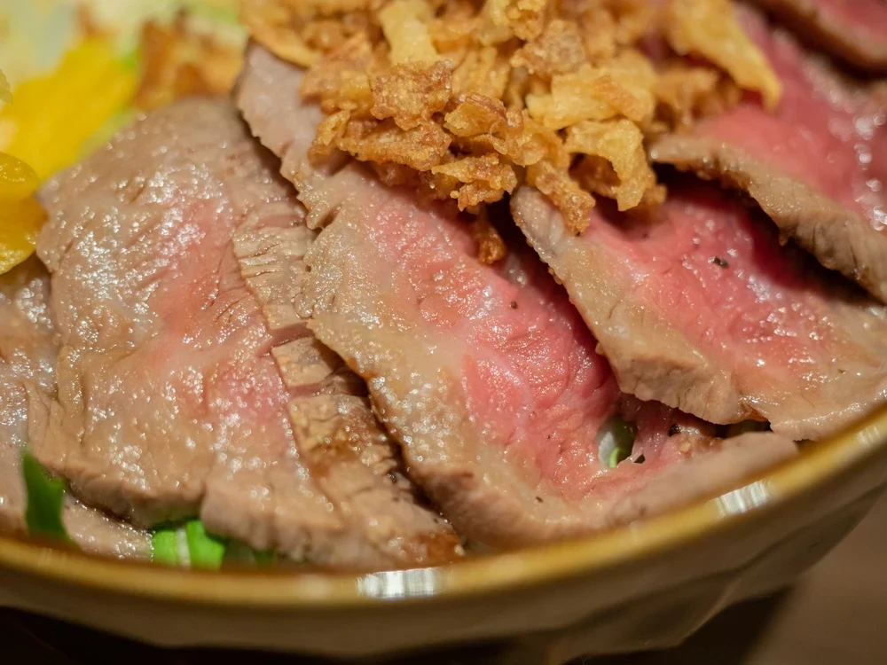 メゾンドシェフごはん:赤城牛のステーキと炊き込みごはん丼