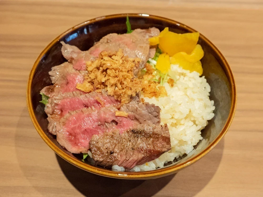 メゾンドシェフごはん:赤城牛のステーキと炊き込みごはん丼