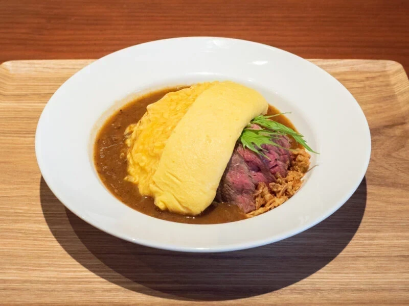メゾンドシェフごはん：赤城牛のステーキと炊き込みごはんのオムライス