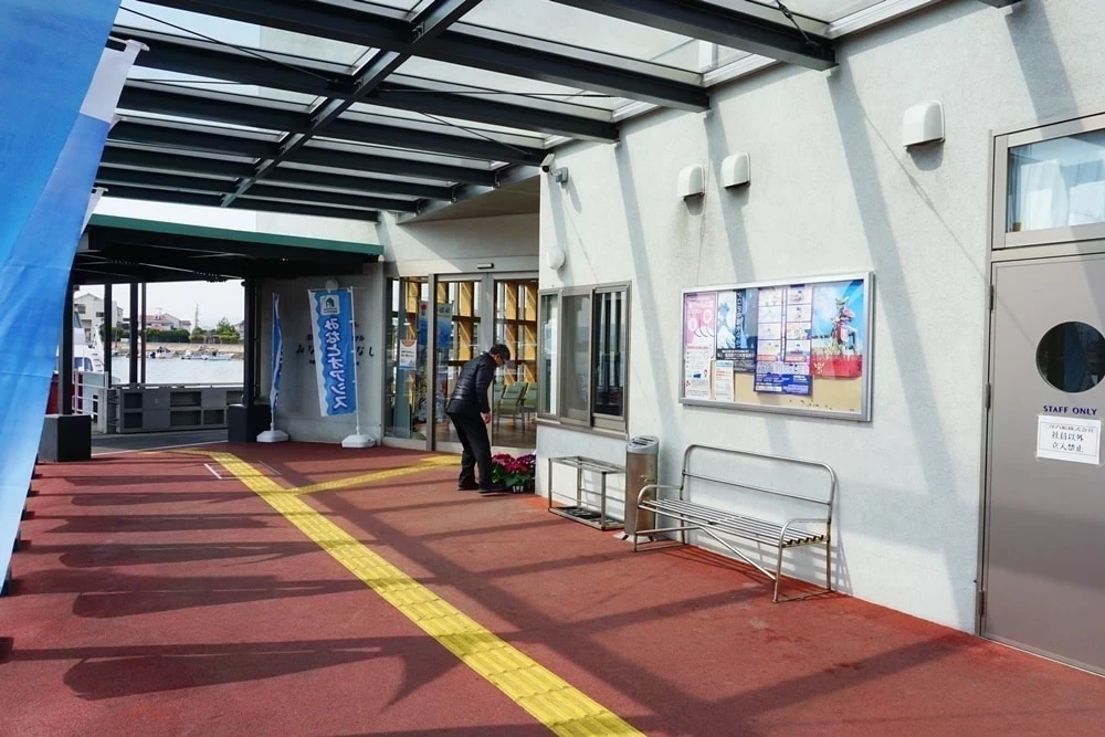 「笠岡諸島旅客船ターミナル みなとこばなし」の入り口