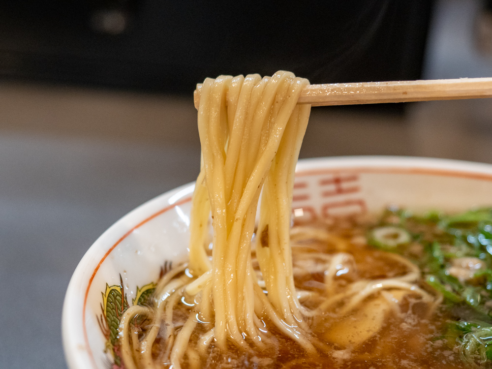麺はやや細めのストレート
