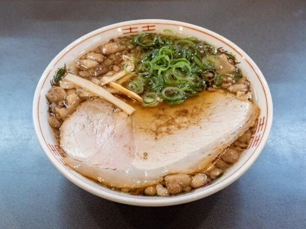 牛ちゃん尾道店 〜 大ぶりチャーシューにトロトロ背脂の尾道ラーメン！焼肉店が本気でつくる肉にこだわった本格ラーメン