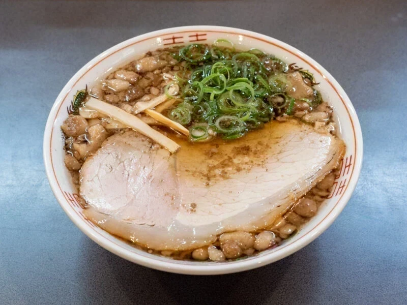 牛ちゃん尾道店 〜 大ぶりチャーシューにトロトロ背脂の尾道ラーメン！焼肉店が本気でつくる肉にこだわった本格ラーメン