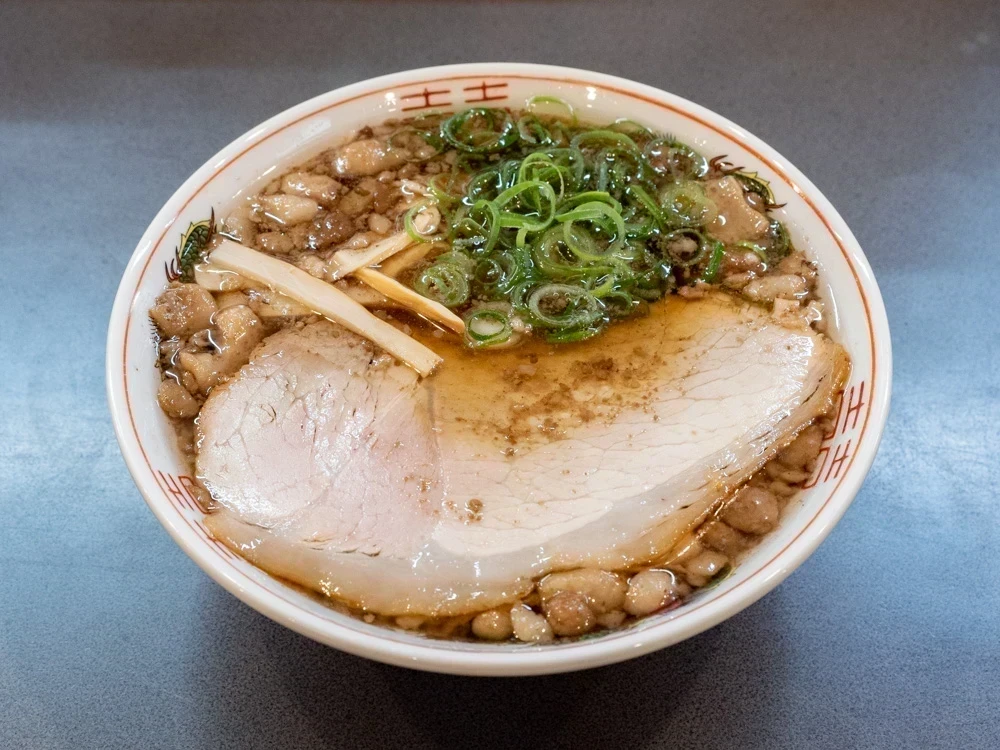 牛ちゃん尾道店 〜 大ぶりチャーシューにトロトロ背脂の尾道ラーメン！焼肉店が本気でつくる肉にこだわった本格ラーメン