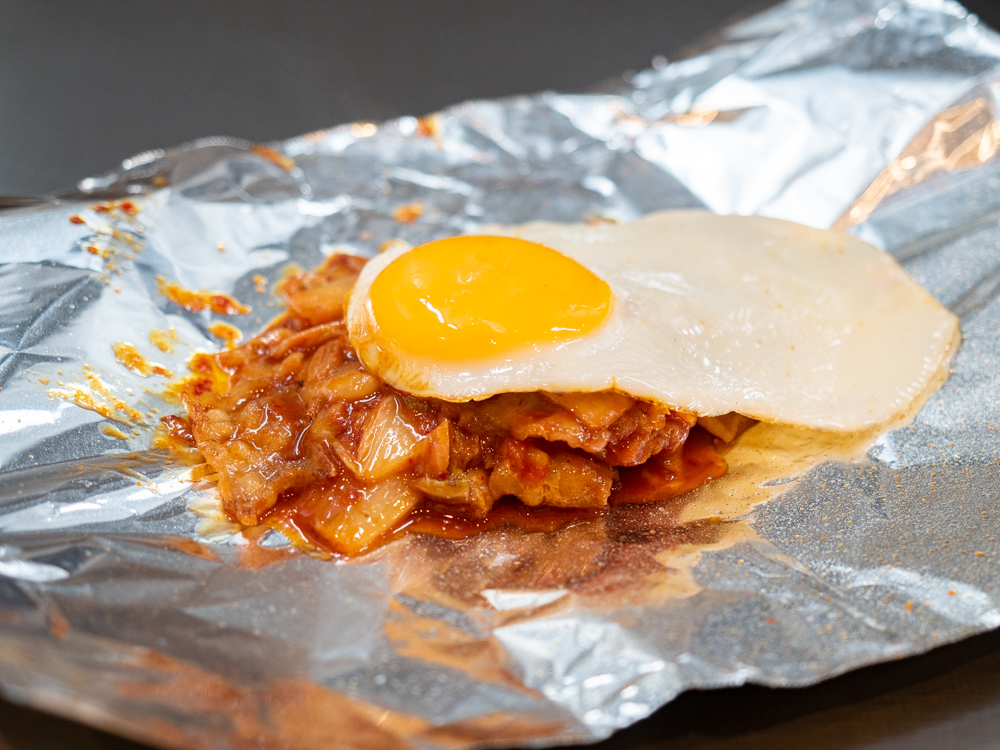 「味噌だれ豚キムチ」(写真)や「ホルモン焼き」は人気のサイドメニュー
