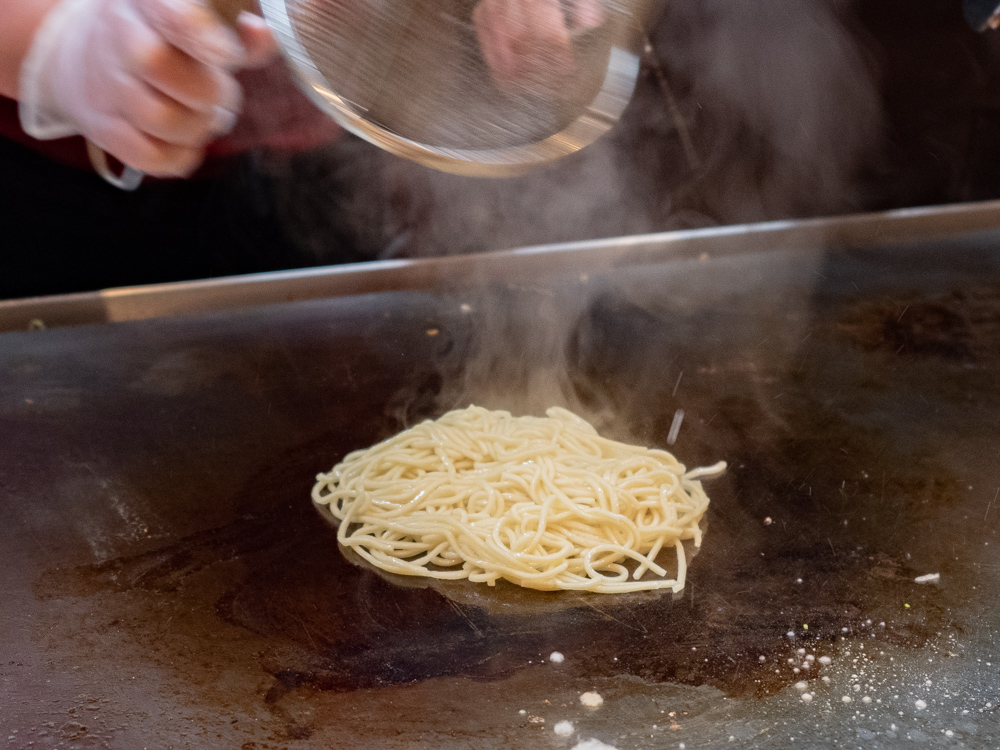 えんまるでは、そば・うどんとも生麺をその場で茹でて使用