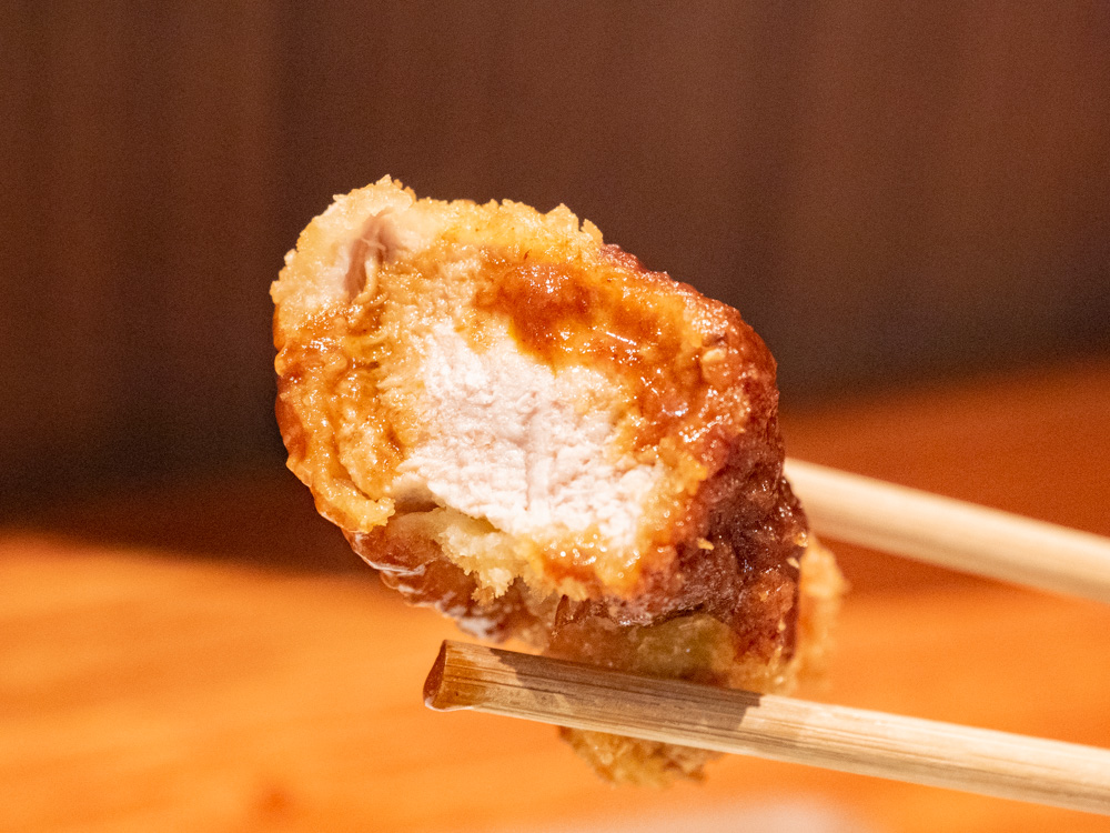 カツレツの肉は厚みがある (過去の訪問時に撮影)