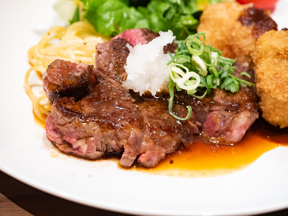 ステーキは、厚めの肉上にネギとダイコンおろしとソースがかかる (過去の訪問時に撮影)