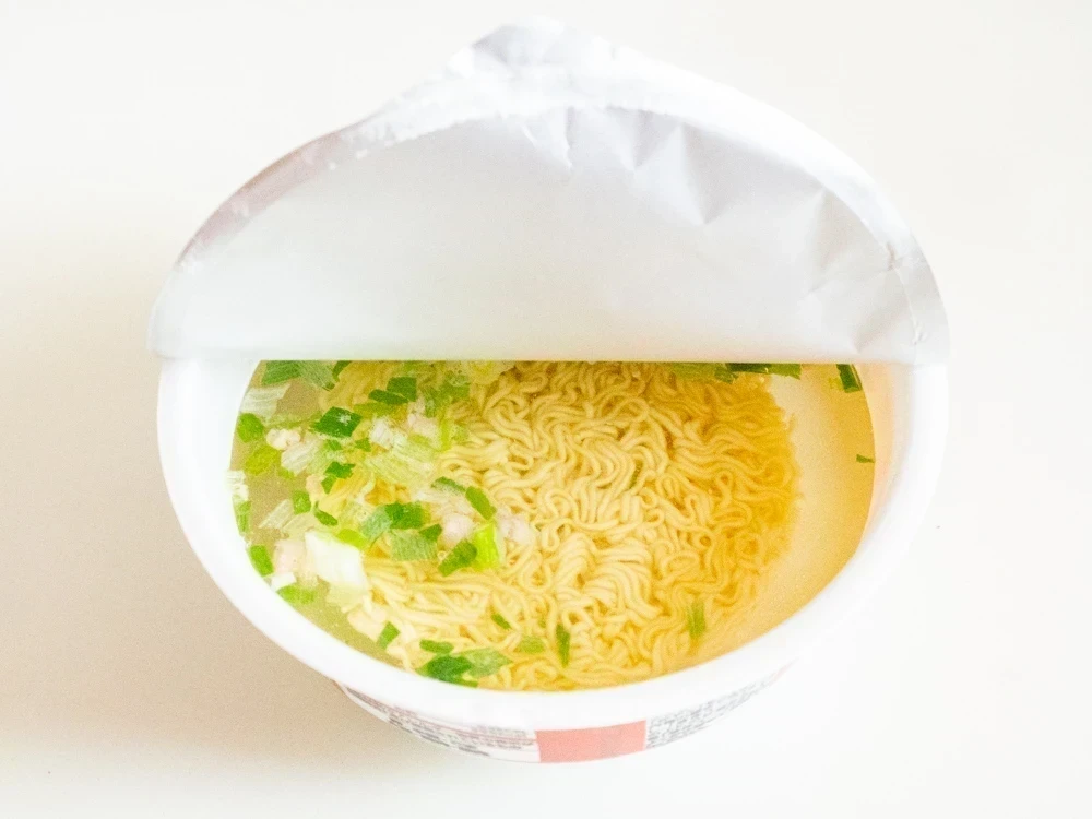 カップ笠岡ラーメン:湯を注いだ