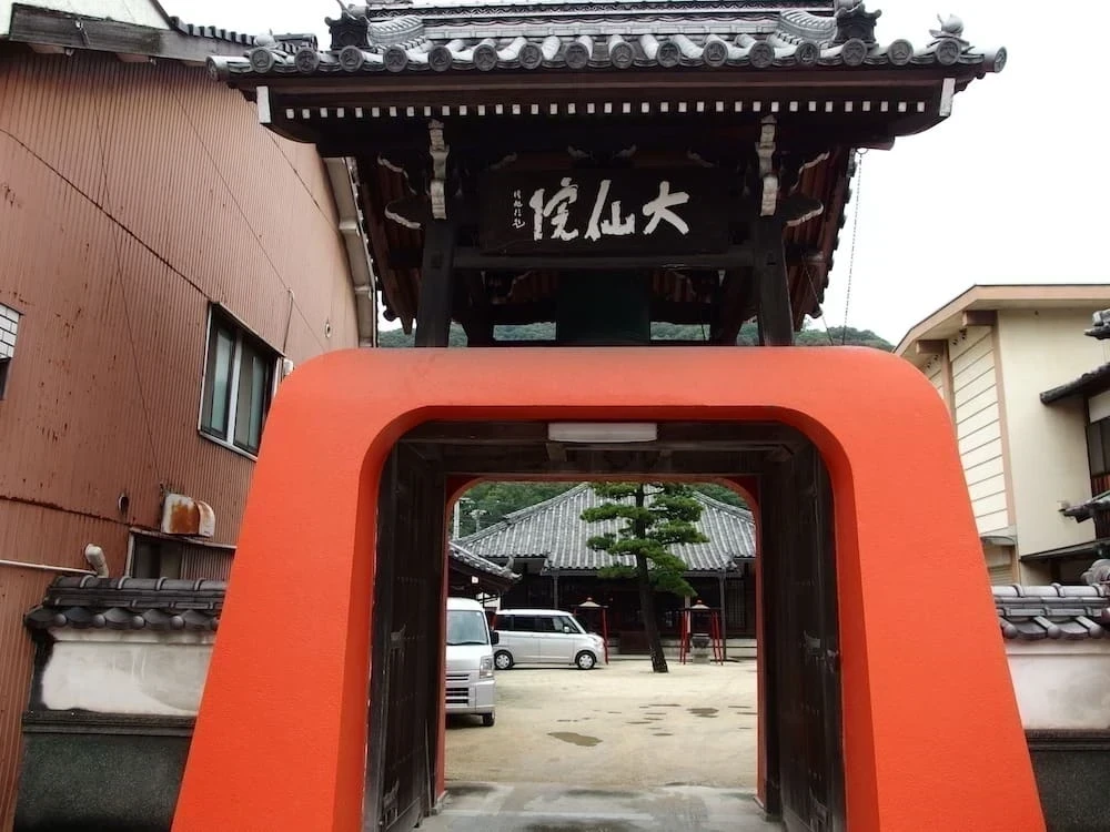大仙院の赤い鐘楼門