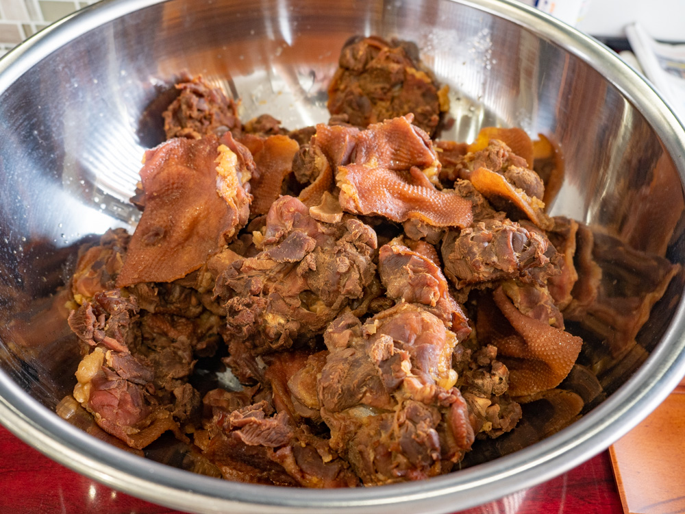 煮込んだカシワ肉