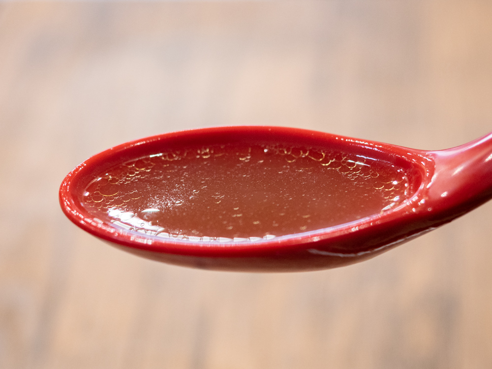 茶色いスープは奥深い味わいで、甘塩っぱい醤油の風味