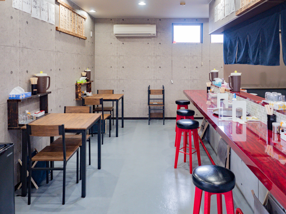 店内はコンクリートの打ちっぱなしでオシャレな雰囲気