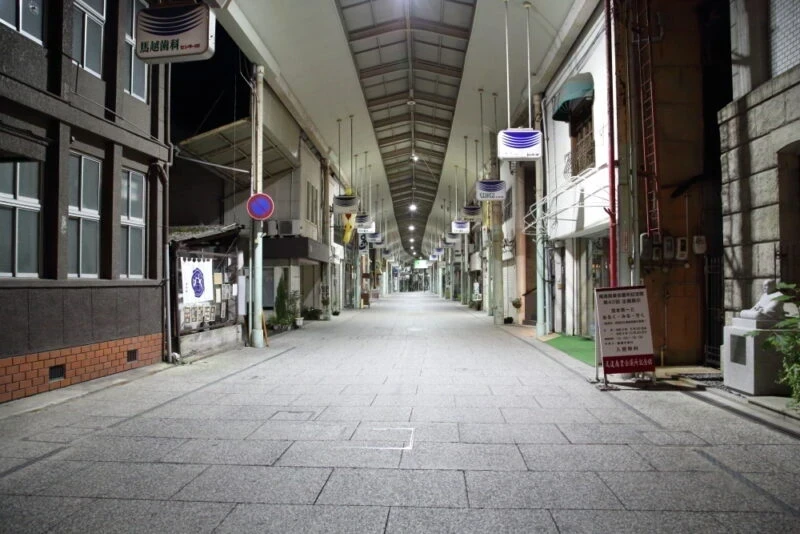 夜の尾道本通り商店街