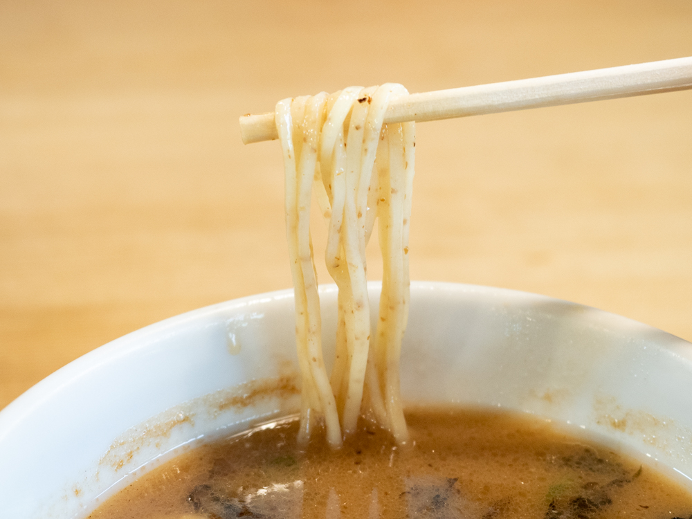 自家製麺は、太めの縮れ麺