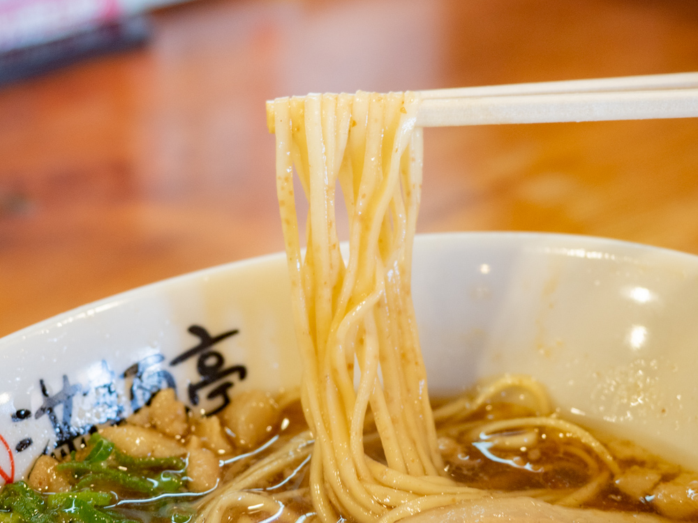 自家製の平打ち麺は、モチモチとした食感