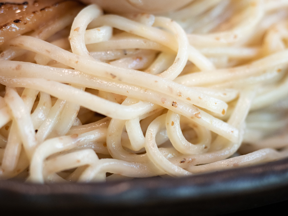 よく見ると麺に粒々が見えるが、これが全粒粉の特徴