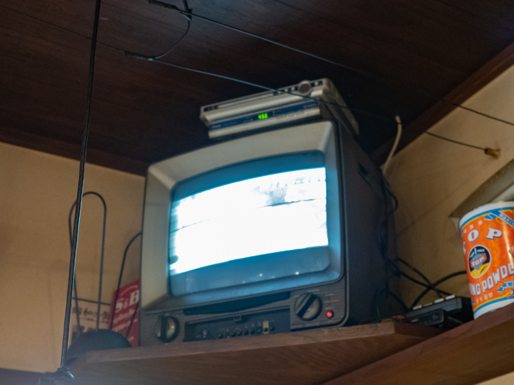 時代を感じさせるテレビジョン。なんと現役で放送が映っている
