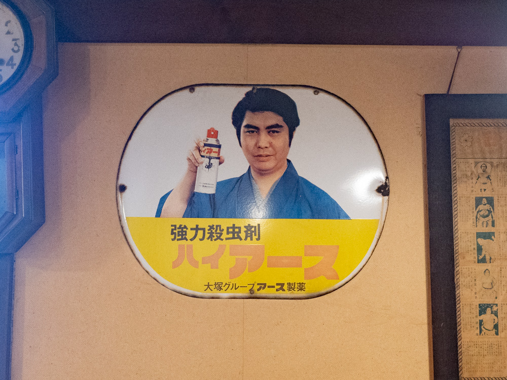 店内にもたくさん飾られているホーロー看板