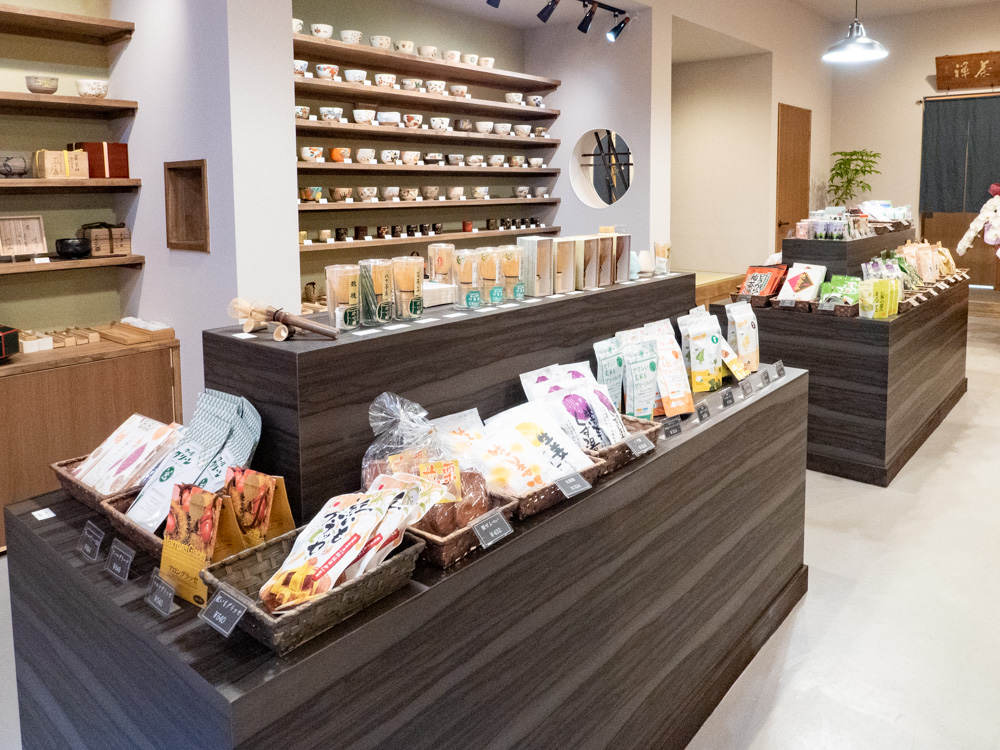 入口から見て左側が小売コーナー