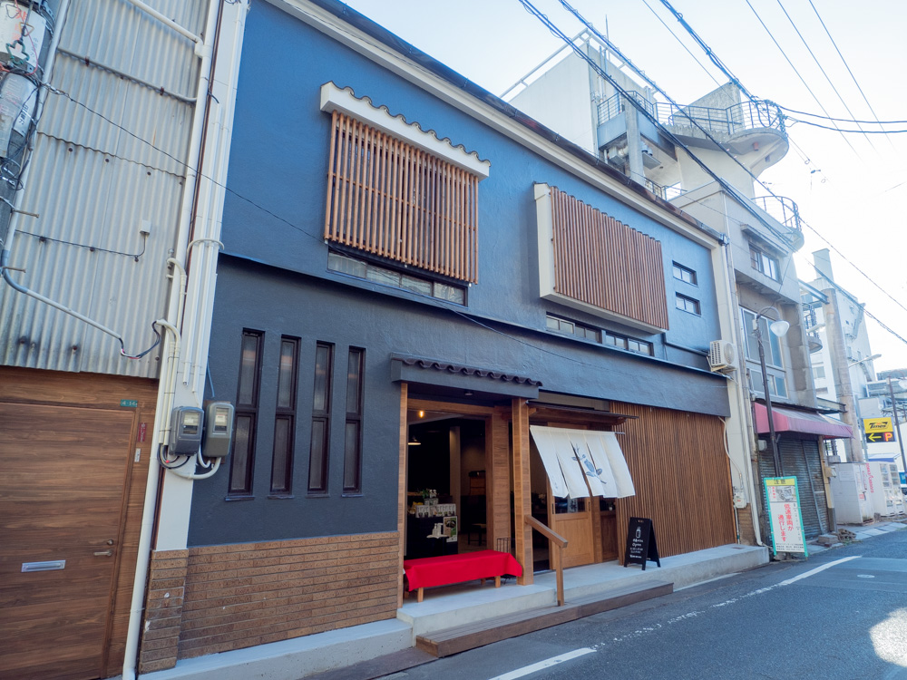 まるで京都や奈良にあるような印象の店に