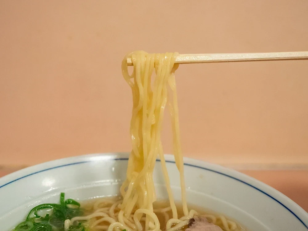 麺は中太でゆるやかな縮れ