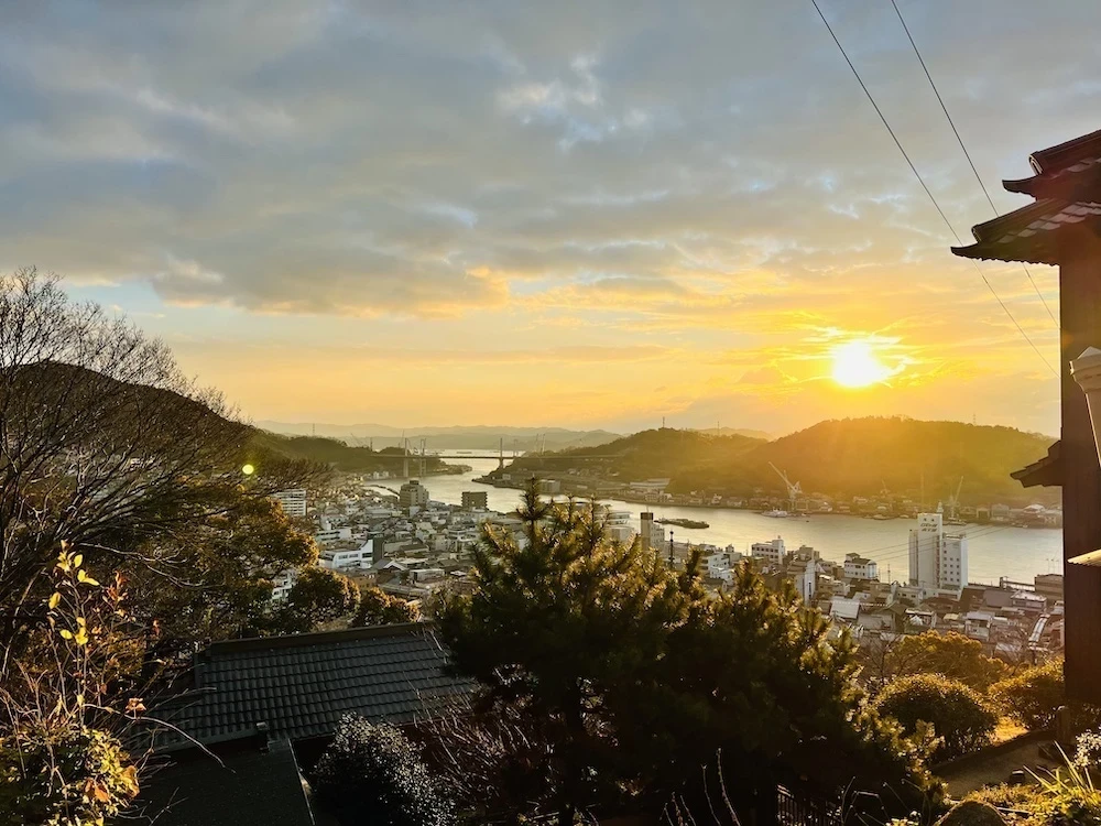 坂から見えた朝日