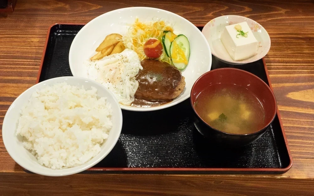 目玉焼き付きハンバーグ定食 (1,100円) ※過去の訪問時に撮影