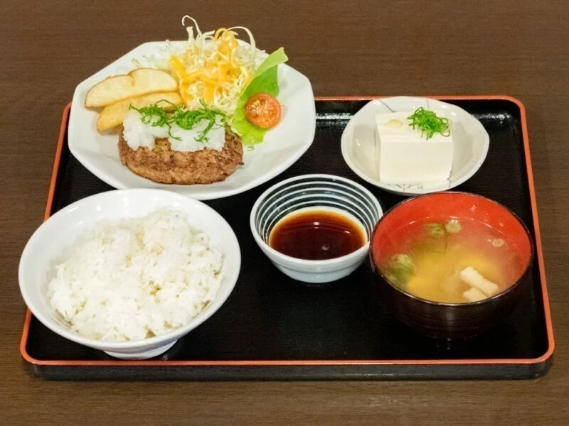 大衆食堂 さんさん亭 〜 おいしい「白いごはん」がたくさん食べられる！定食を中心に豊富なメニューがそろう懐かしい雰囲気の店