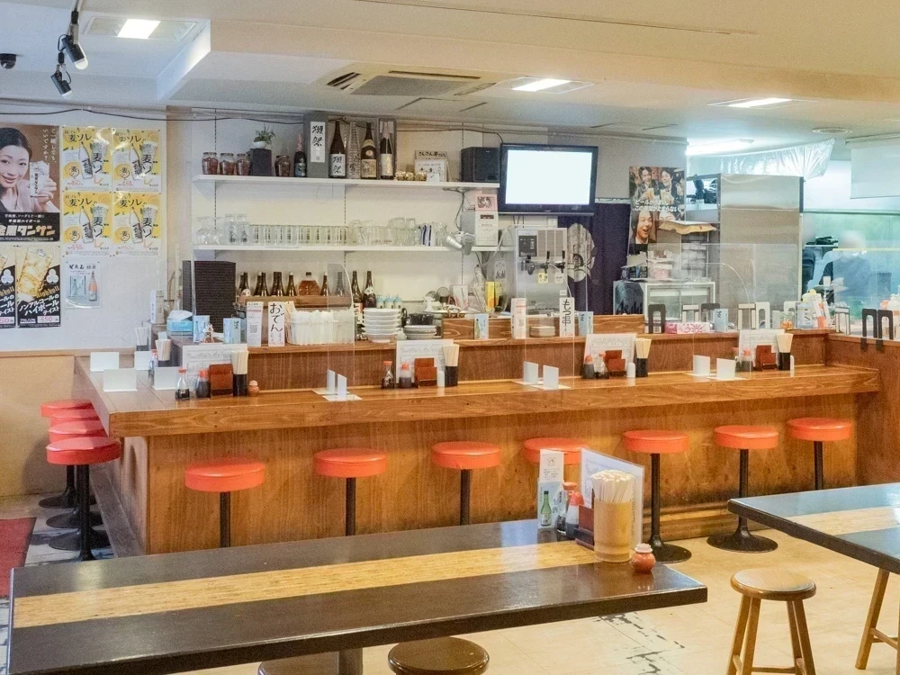 カウンター席 (令和4年3月取材時点のようす)