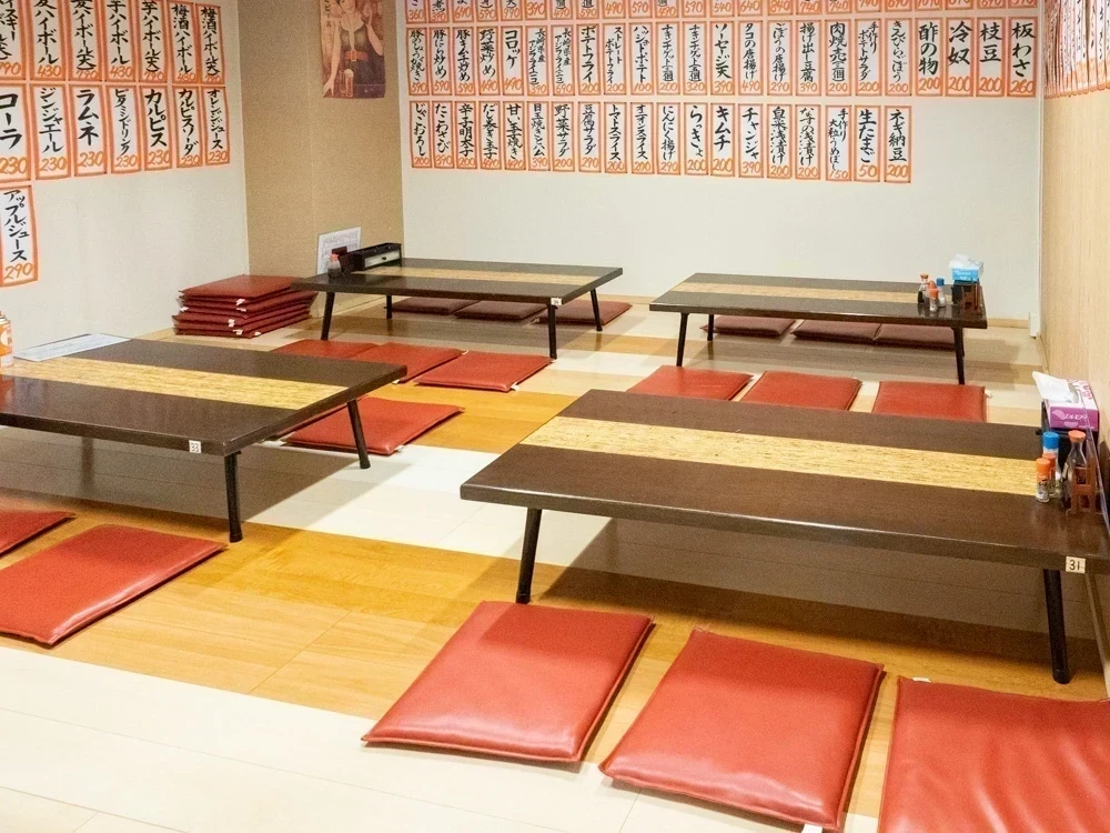 座敷は6人がけが4卓ある(令和4年3月取材時点のようす)