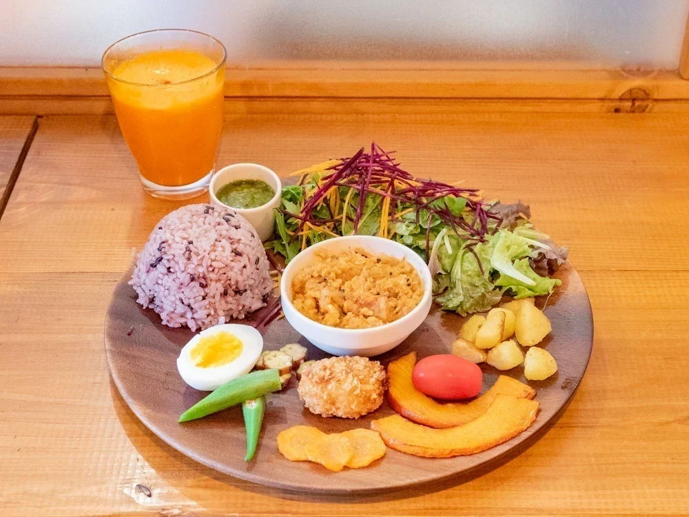 人参カレープレート(900円)と生絞り恋人参ジュース(単品 550円、セット 300円)