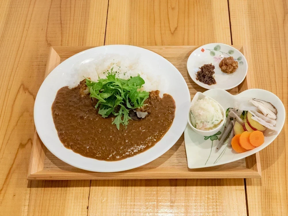 kanoで人気の「髙橋商店のカレーランチ (990円)」