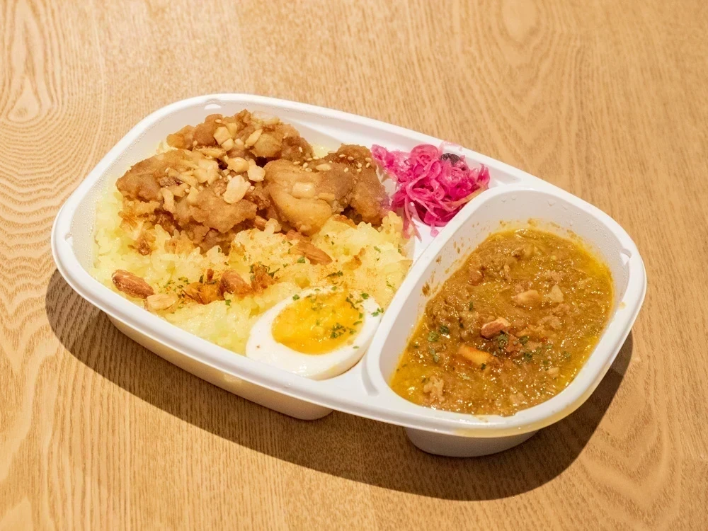本格スパイシーチキンカレー弁当 フライドチキン付き(800円)