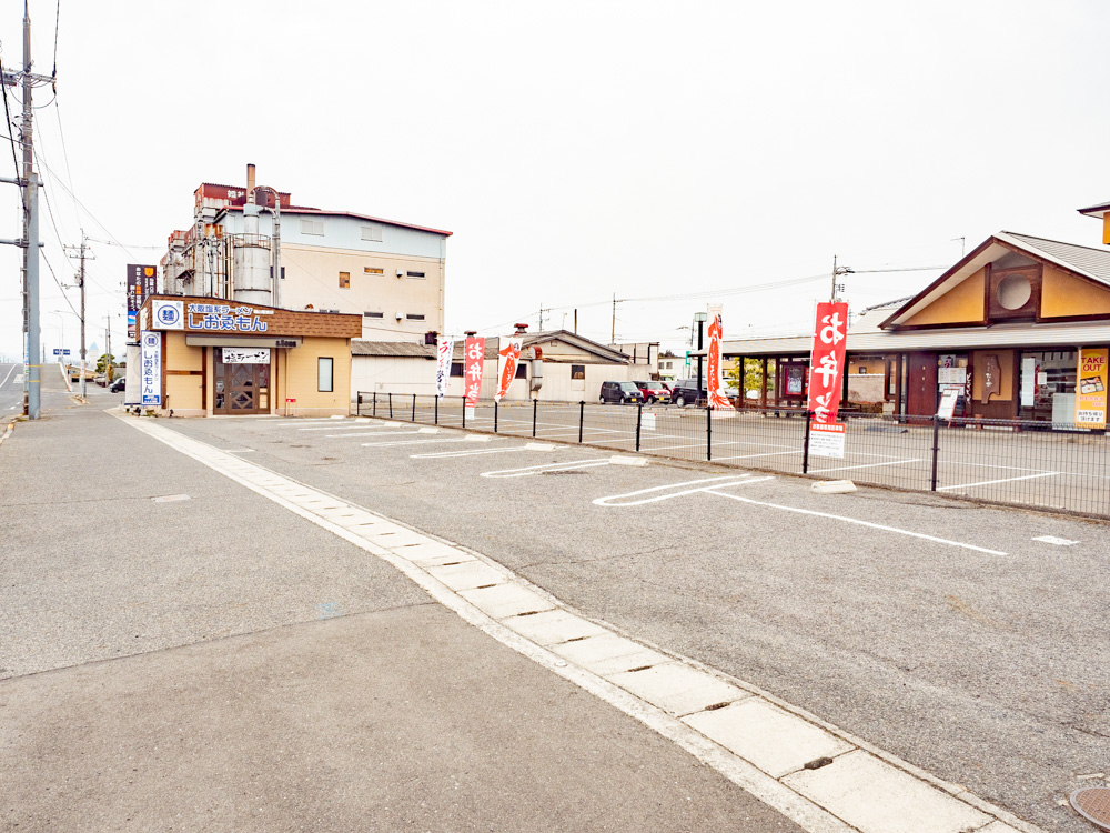 国道486号線沿いにあり、アクセスは良好