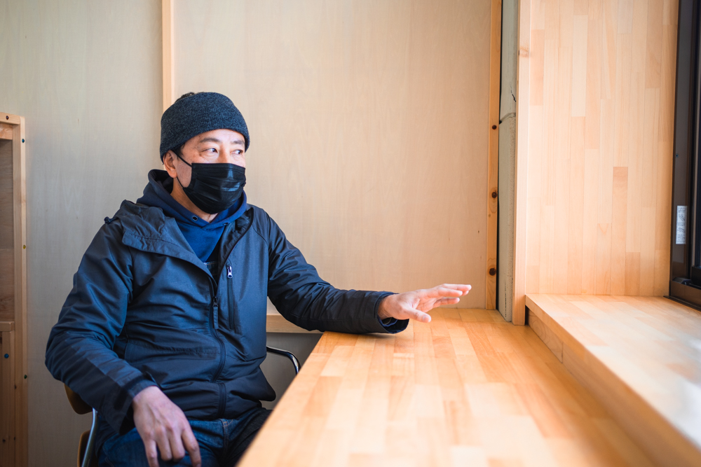 取材中の堂野さん