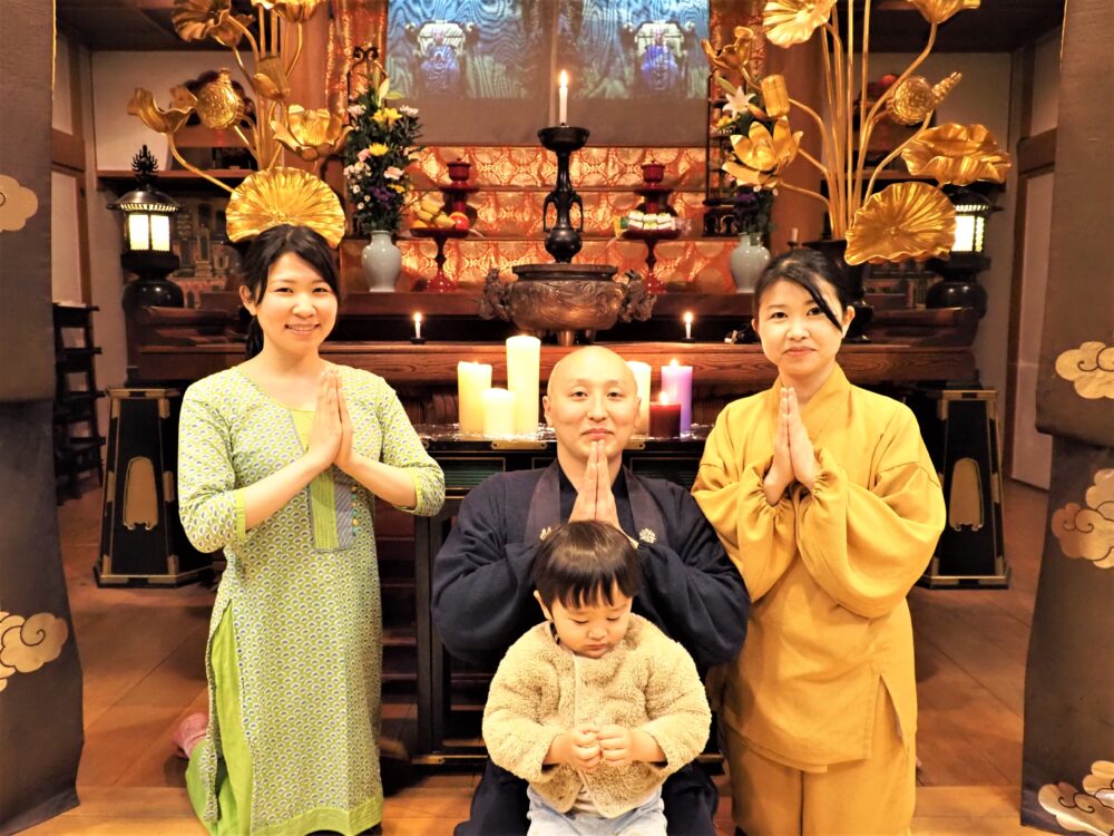 片田住職の奥様・由圭(ゆか)さん、ご子息・明宏(あきひろ)くんと一緒に。合掌。