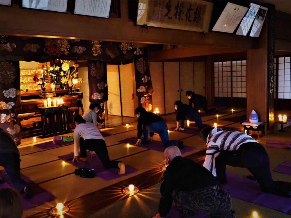 三日月のポーズ。ヨガは初めてという参加者も多かったので、簡略版で