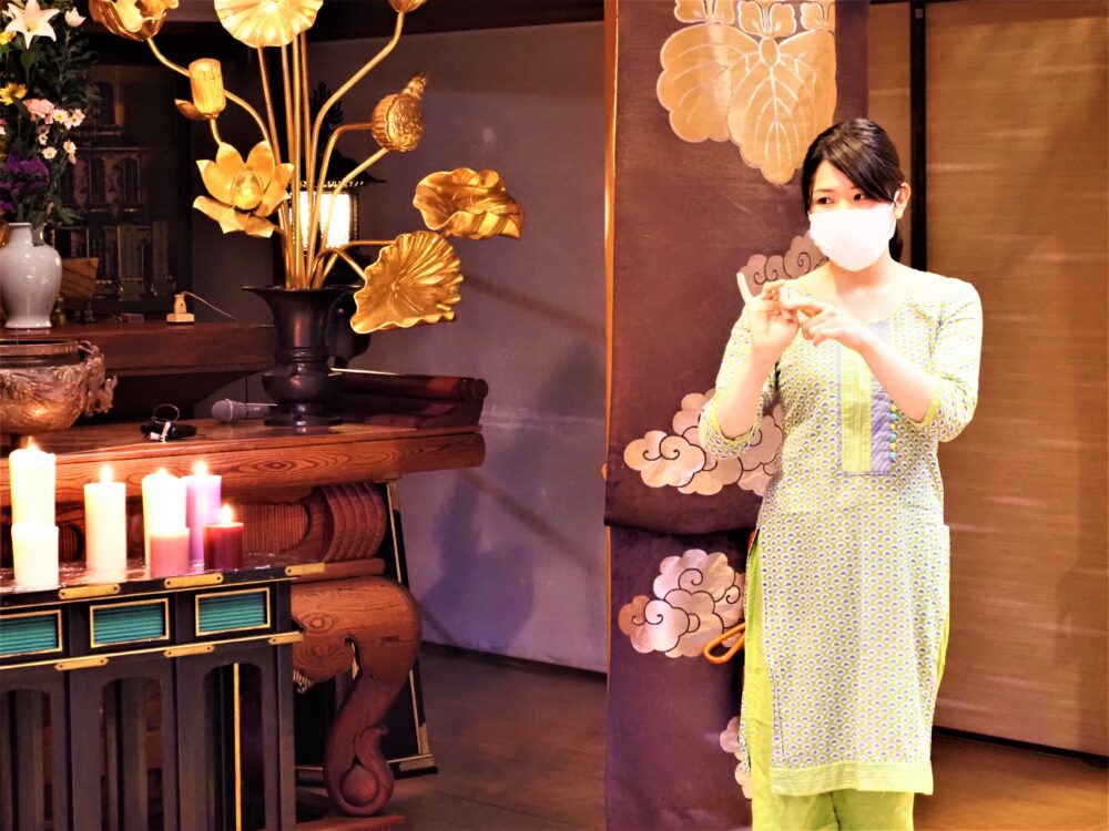 ヨガインストラクターの武井 知桜里。身につけているのはネパールの伝統的な民族衣装「クルタ」。