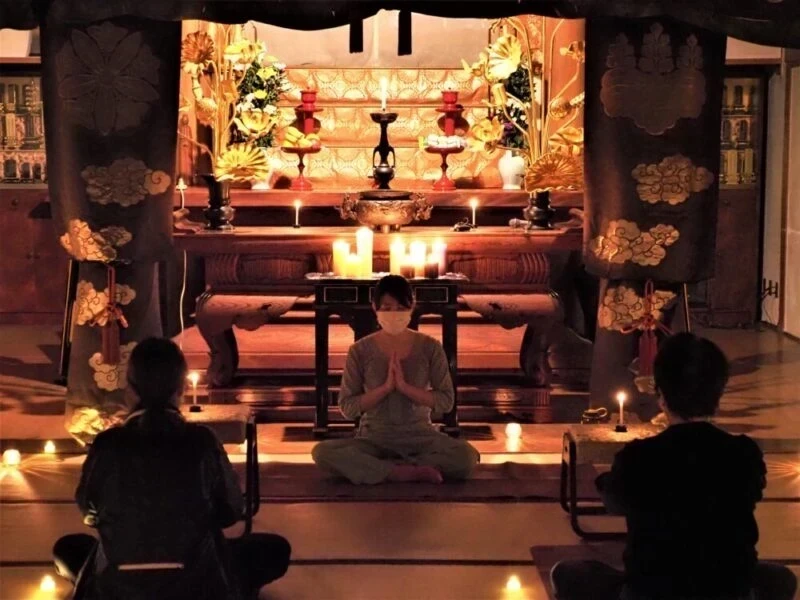 キャンドルヨガ(令和4年3月25日開催) ～ 笠岡の古刹・威徳寺で、幻想的な灯りに囲まれながら身心を整える