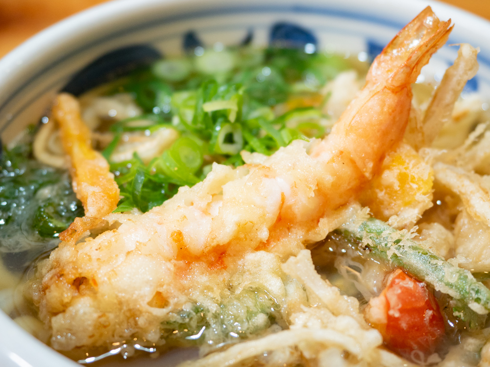 康平衛：エビ入り野菜かきあげうどん