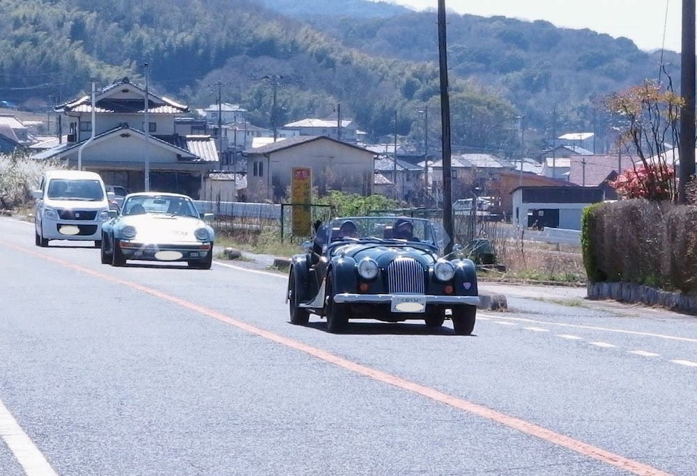 街道を走るクラシックカー